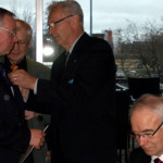 Myös eversti evp Pekka Visurille ja maaherra Eino Siuruaiselle (oik.) ojennettiin muistolahjat  Också f.d. landshövding Eino Siuruainen och överste Pekka Visuri tackades med minnesgåvor