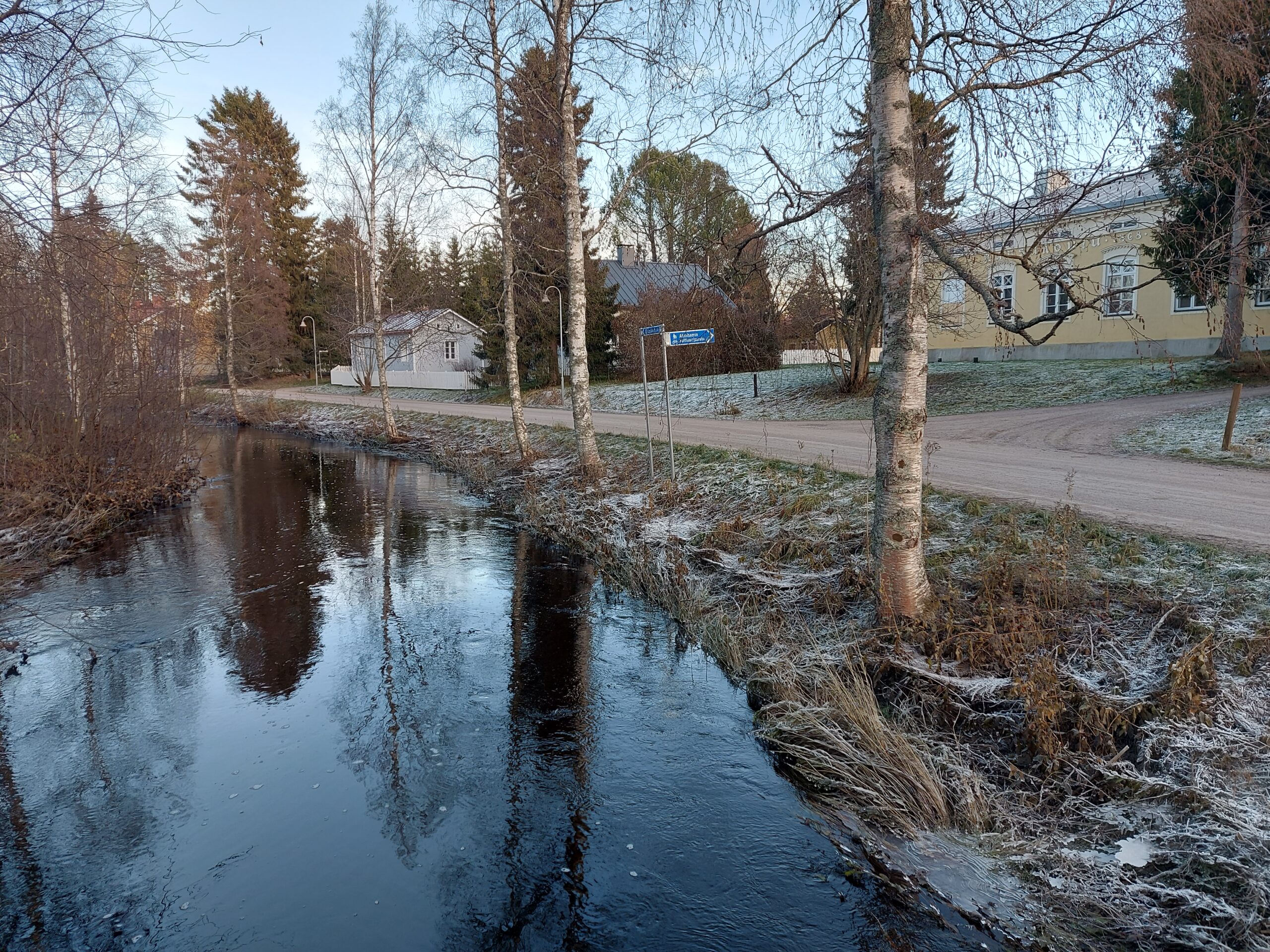 Hiljaa virtaa syksyinen Liminkajoki